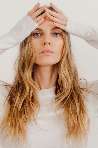 BEV SHRUNKEN CREWNECK SWEATER | GARDENIA